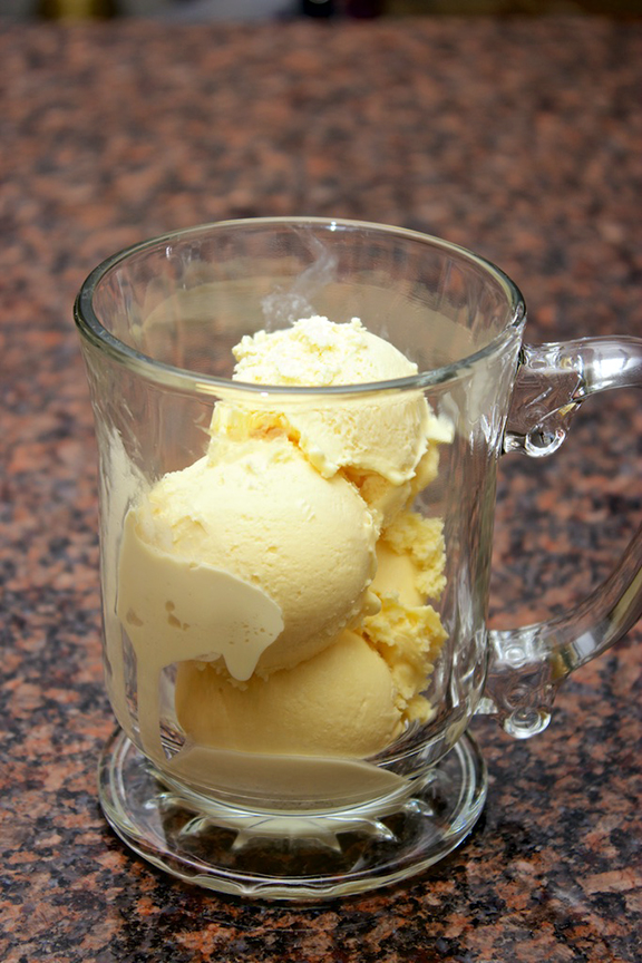 © Claudia’s Cookbook – Dulce de Leche Affogato 1