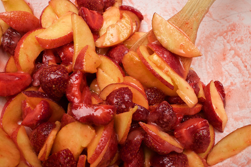 © Claudia's Cookbook - Strawberry Peach Crisp 3