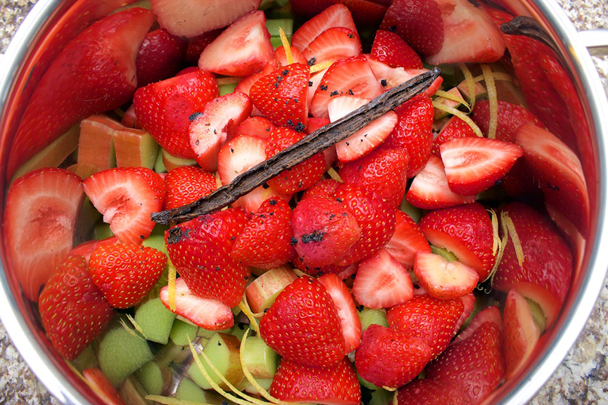 © Claudia's Cookbook - Strawberry Rhubarb Fizz Cocktail 1