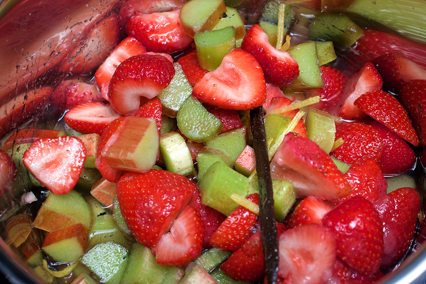 © Claudia's Cookbook - Strawberry Rhubarb Fizz Cocktail 4