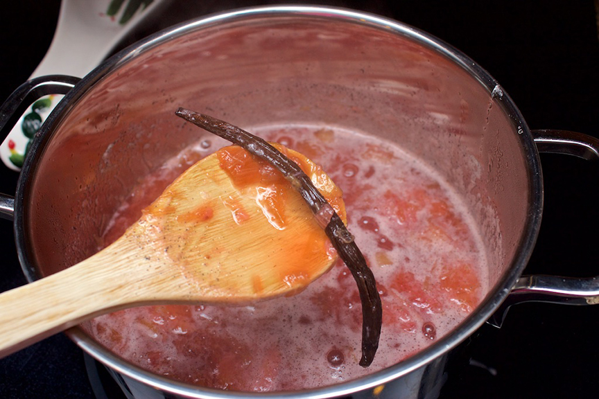 © Claudia's Cookbook - Strawberry Rhubarb Fizz Cocktail 6